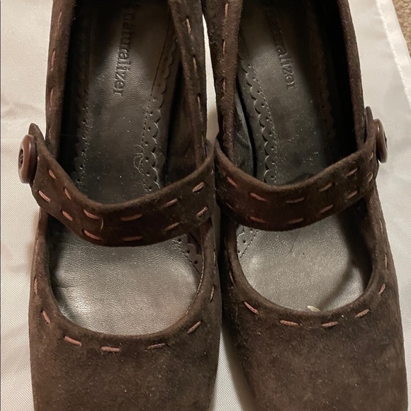 Woman’s size 7 suede spool heels - Picture 2 of 7